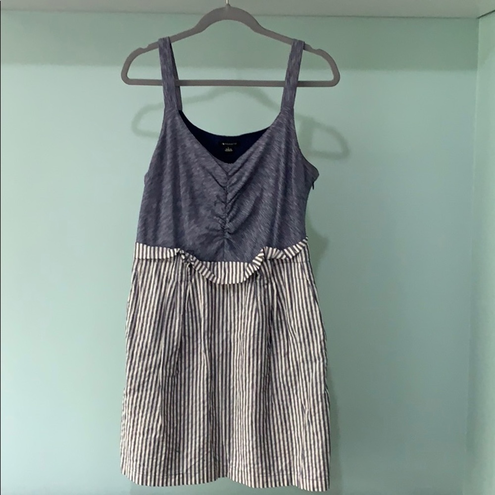 Cute one-piece pinstripe dress! 👗💙